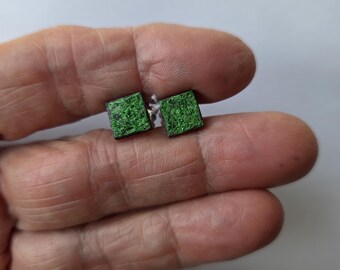 kleine Ohrstecker aus Uwarowith mit Sterlingsilberbrisur