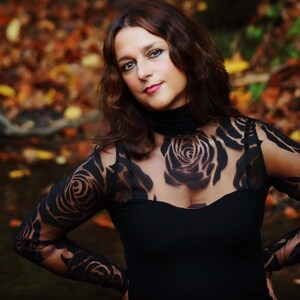 Langarmshirt mit transparentem Blumenprint und Chokerkragen