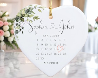 Ornement de mariage, cadeau de mariage, cadeau pour les jeunes mariés, ornement de date de mariage, cadeau d'anniversaire de calendrier, ornement de marié en céramique, cadeau de jeunes mariés