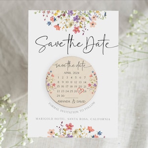 Puede incluir: Tarjeta de guardar la fecha con un dise&ntilde;o floral. La tarjeta presenta un c&iacute;rculo de madera con un calendario que muestra abril de 2024 con un coraz&oacute;n marcando el 26. El texto "save the date" est&aacute; escrito en el c&iacute;rculo, junto con los nombres "Amanda & David". La tarjeta tambi&eacute;n incluye el texto "Invitaci&oacute;n formal a seguir" y la ubicaci&oacute;n "Marigold Hotel, Santa Rosa, California."