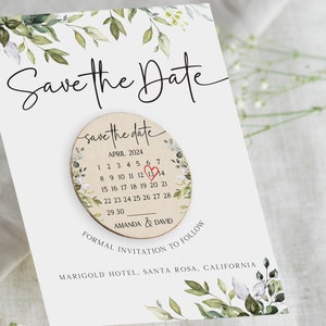 Puede incluir: Tarjeta de guardar la fecha con un c&iacute;rculo de madera que presenta un calendario con un coraz&oacute;n rojo que marca el 13 de abril de 2024. El texto "save the date" est&aacute; escrito en cursiva sobre el calendario. El texto "Amanda & David" est&aacute; escrito debajo del calendario. El texto "Invitaci&oacute;n formal a seguir" est&aacute; escrito debajo del c&iacute;rculo. El texto "Marigold Hotel, Santa Rosa, California" est&aacute; escrito debajo del texto de la invitaci&oacute;n.
