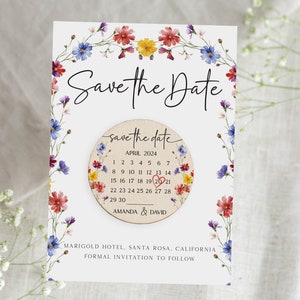 Puede incluir: Tarjeta de guardar la fecha con un borde floral y un c&iacute;rculo de madera con un calendario que muestra abril de 2024 con un coraz&oacute;n sobre el 20. El texto "save the date" est&aacute; escrito en cursiva en el c&iacute;rculo. El texto "Amanda & David" est&aacute; debajo del calendario. El texto "Marigold Hotel, Santa Rosa, California" y "Invitaci&oacute;n formal a seguir" est&aacute; debajo del c&iacute;rculo.