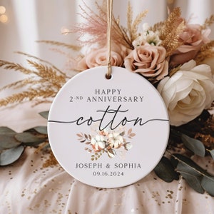Peut inclure: Une d&eacute;coration en c&eacute;ramique blanche avec un motif floral et le texte "Happy 2nd Anniversary Cotton Joseph & Sophia 09.16.2024".