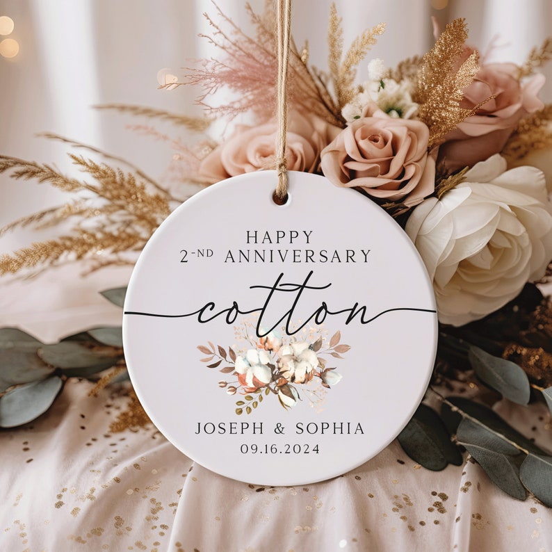 Peut inclure: Une d&eacute;coration en c&eacute;ramique blanche avec un motif floral et le texte "Happy 2nd Anniversary Cotton Joseph & Sophia 09.16.2024".