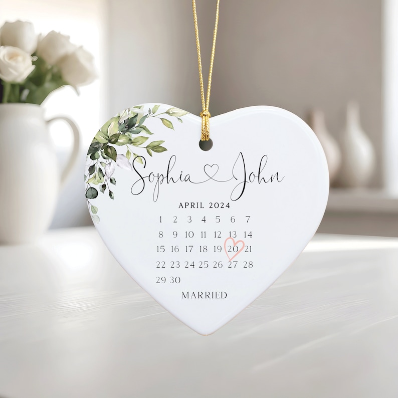 Married Ornament, Wedding Gift, Gift for newlyweds, Wedding Date ornament,Calendar Anniversary Gift, Ceramic married ornament, Newlywed Gift