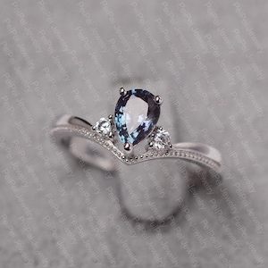 Anillo de compromiso Chevron con alejandrita y plata de ley con piedra de nacimiento de junio y milgrain.