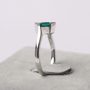 Massivem Silber bypass Smaragd Ring Prinzessin minimalistischen Ehering Mai Geburtsstein Ring Bild 4