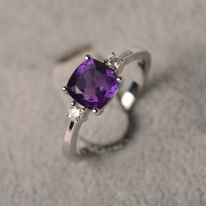 Anillo de amatista morada para mujer, anillo de compromiso de plata esterlina con corte cojín, piedra natal de febrero