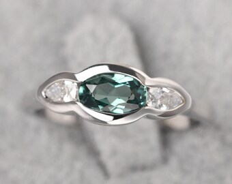 Kundenspezifische Grüner Saphir-Verlobungsring 14K Weißgold-ovaler geformter drei Steinring