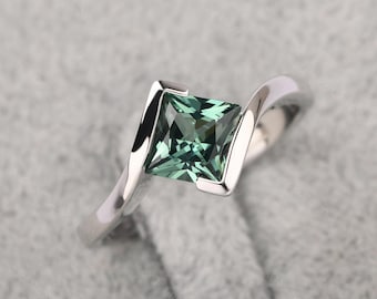 Minimalistisk grön safirring i sterlingsilver med prinsesslipad bypass-jubileumsring för kvinnor