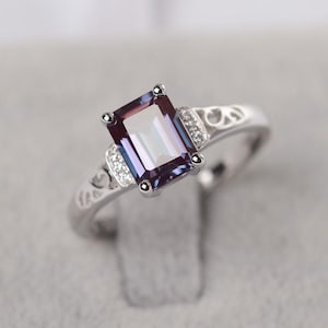 Anillo de bodas de alejandrita en oro blanco con corte esmeralda para mujer, piedra de nacimiento de junio.