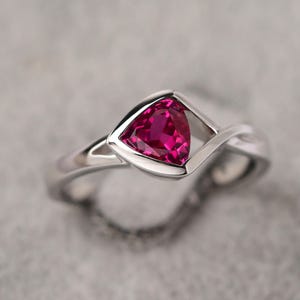 Bague de fiançailles en rubis au design unique, bague de naissance minimaliste à l'infini, taille trillion, juillet