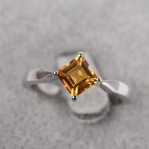 Anillo de compromiso de citrino con engaste de cometa sencillo, anillo de plata con corte cuadrado y piedra natal de noviembre.