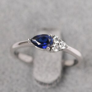 Zarte Saphir Statement Ring 14K Weißgold Minimalist September Birthstone Ring