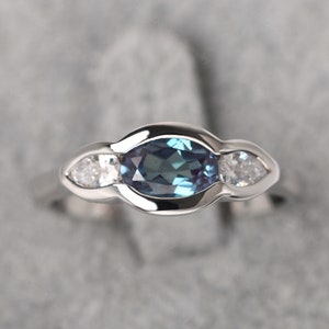 Anillo de aniversario de alejandrita con cambio de color único, anillo de plata con corte ovalado y tres piedras con piedra natal de junio