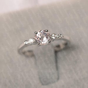 Delicado anillo de bodas de morganita rosa en oro blanco de 14 quilates con corte redondo. Anillo de aniversario.