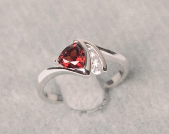 Anillo de granate con corte trillón, anillo de bodas de plata esterlina para mujer, anillo con piedra de nacimiento de enero
