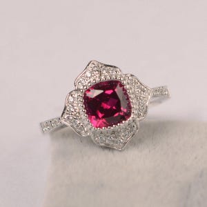 Bague rubis rouge taille coussin, pierre de naissance juillet, bague de fiançailles fleur en argent sterling pour femme