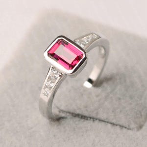 Bague de fiançailles rubis, bague avec pierres précieuses rouges taille émeraude, cadeaux de juillet pour elle image 2