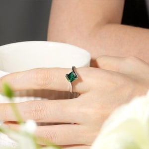 Massivem Silber bypass Smaragd Ring Prinzessin minimalistischen Ehering Mai Geburtsstein Ring Bild 6