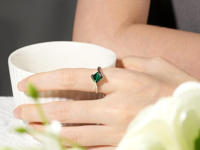 Massivem Silber bypass Smaragd Ring Prinzessin minimalistischen Ehering Mai Geburtsstein Ring Bild 6