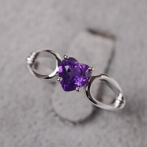 Anillo de compromiso de plata de ley con amatista morada para mujer, anillo con piedra natal de febrero y corte de corazón