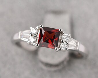Anillo de compromiso con granate en plata de ley, corte princesa, 5 x 5 mm, piedra de nacimiento de enero.