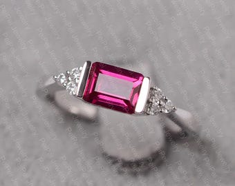 Anillo de compromiso de plata de ley con rubí rojo de talla esmeralda y piedra natal de julio para mujer.