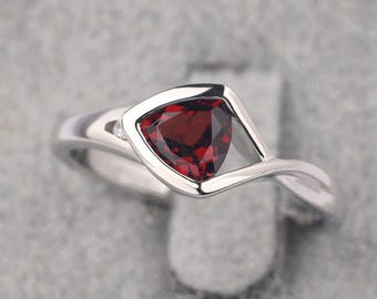 Anillo de granate ahuecado de plata maciza con corte trillón, anillo de aniversario, anillo simple con piedra de nacimiento de enero
