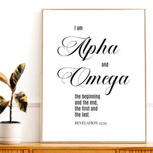 Pode incluir: Uma impressão de arte de parede retangular com texto preto em um fundo branco. O texto diz: I am Alpha and Omega the beginning and the end, the first and the last. REVELATION 22:13. A impressão está emoldurada em uma moldura de madeira fina.