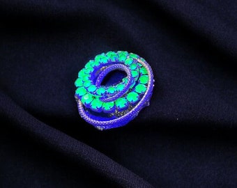 UV-Strass-Brosche, vierfacher Ring, Kreis, Goldton, unsigniert, leuchtet, unsigniert, Vtg