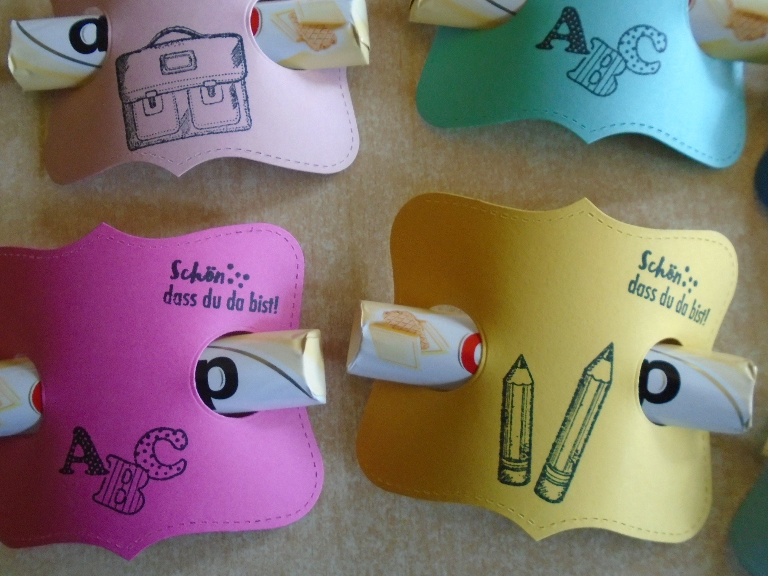 100 Stück Einschulung Konfetti Bunt – Tischdeko Für Schulanfang, Mit 5 Motiven (Bleistift, ABC, Zahlen, Etc.), Für Jungen & Mädchen, Party-Dekoration