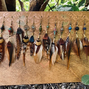 Handgemaakte oorbellen met veren, edelstenen, hout en messing kralen - Boho oorbellen
