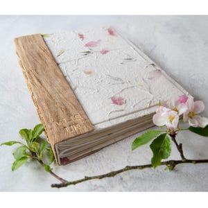 Álbum de fotos de pétalos hecho a mano de cuero vegano grande Buganvilla, álbum de fotos de boda. Incluye caja de regalo (35 cm x 30 cm x 7 cm). ¡Se puede personalizar!