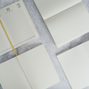 Acuto A5 Refillable Journal Presentset Personligt Handgjort Reseanteckningsblock i Italienskt Läder Marinblått (22 x 16 cm) Gratis Initialer & Gratis Gravyrpenna! bild 4