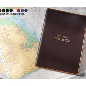 Könnte beinhalten: Ein braunes Leder-Logbuch mit goldener Beschriftung "M/Y ECHELON LOGBOOK".