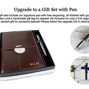 Puede incluir: Un diario de cuero marr&oacute;n con un bol&iacute;grafo en una caja de regalo. El diario tiene una cinta y una etiqueta que dice "Talisman". El bol&iacute;grafo es dorado y plateado. La caja tiene las iniciales "M.J.M" en ella.