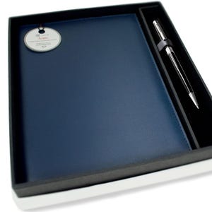 Acuto A5 Refillable Journal Presentset Personligt Handgjort Reseanteckningsblock i Italienskt Läder Marinblått (22 x 16 cm) Gratis Initialer & Gratis Gravyrpenna! bild 2