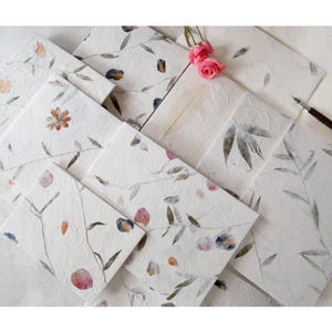 Papel de pétalos hecho a mano A4 (paquete de 10 hojas). Perfecto para manualidades e invitaciones de boda. ¡Disponible en varios diseños encantadores!