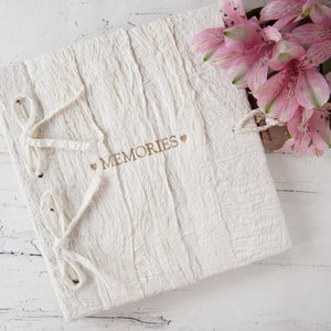 Bark Fotoalbum Handgemachtes Veganes Leder Mini Weiß, Inklusive Baumwoll Geschenktasche, Hochzeitsfotoalbum (20 cm x 20 cm x 2 cm) personalisierbar!
