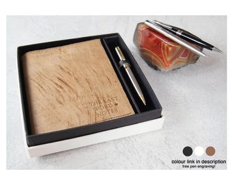 Bark A6 hervulbaar dagboek cadeauset Gepersonaliseerde handgemaakt veganistisch lederen reisnotitieboekje (16 x 12 cm) Gratis initialen en gratis graveerpen!