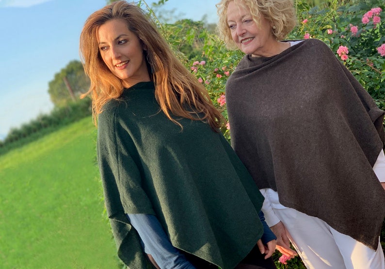 Firenze Cashmere Blend Poncho One size Dark Green ... A luxury gift for ladies of all ages. zdjęcie 3