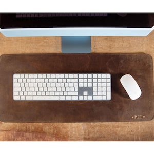 Enya bureauonderlegger computer- en laptoponderlegger handgemaakt volnerf buffelleer 3 kleuren, 2 maten (groot) 68 x 30 cm. Middel: 50 x 30 cm. Gratis personalisatie!
