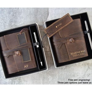 Set de regalo de diario recargable Enya A6, personalizado, hecho a mano, envuelto en cuero de grano completo, color tostado rústico, con marcapáginas de bolsillo y bolígrafo grabado gratis.