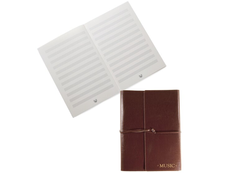 Set regalo manoscritto musicale A4 toscano, diario personalizzato fatto a mano in pelle riciclata italiana, ricaricabile, cioccolato, penna con incisione gratuita immagine 2