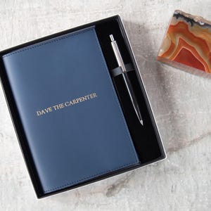 Acuto A5 Refillable Journal Presentset Personligt Handgjort Reseanteckningsblock i Italienskt Läder Marinblått (22 x 16 cm) Gratis Initialer & Gratis Gravyrpenna! bild 7