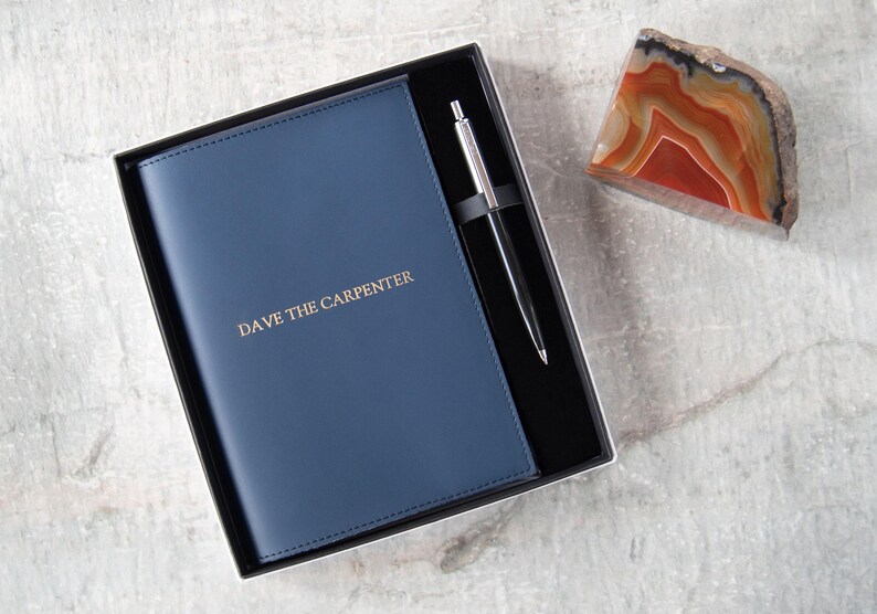 Acuto A5 Refillable Journal Presentset Personligt Handgjort Reseanteckningsblock i Italienskt Läder Marinblått (22 x 16 cm) Gratis Initialer & Gratis Gravyrpenna! bild 7