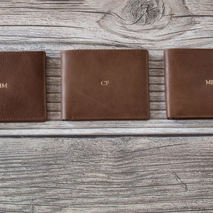 Cartera RFID de cuero hecha a mano Slim Boy en color tostado regular (10 cm x 12 cm x 1 cm) ¡Se puede personalizar!