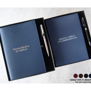 Acuto A5 Refillable Journal Presentset Personligt Handgjort Reseanteckningsblock i Italienskt Läder Marinblått (22 x 16 cm) Gratis Initialer & Gratis Gravyrpenna! bild 1