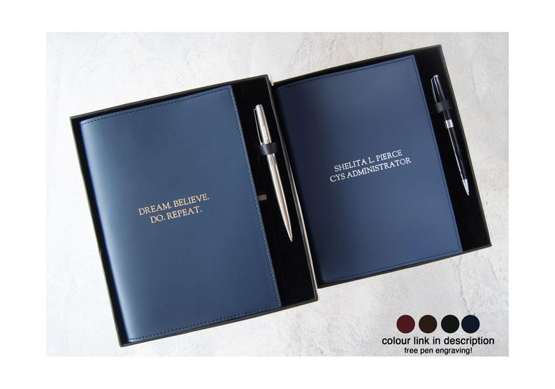 Acuto A5 Refillable Journal Presentset Personligt Handgjort Reseanteckningsblock i Italienskt Läder Marinblått (22 x 16 cm) Gratis Initialer & Gratis Gravyrpenna! bild 1
